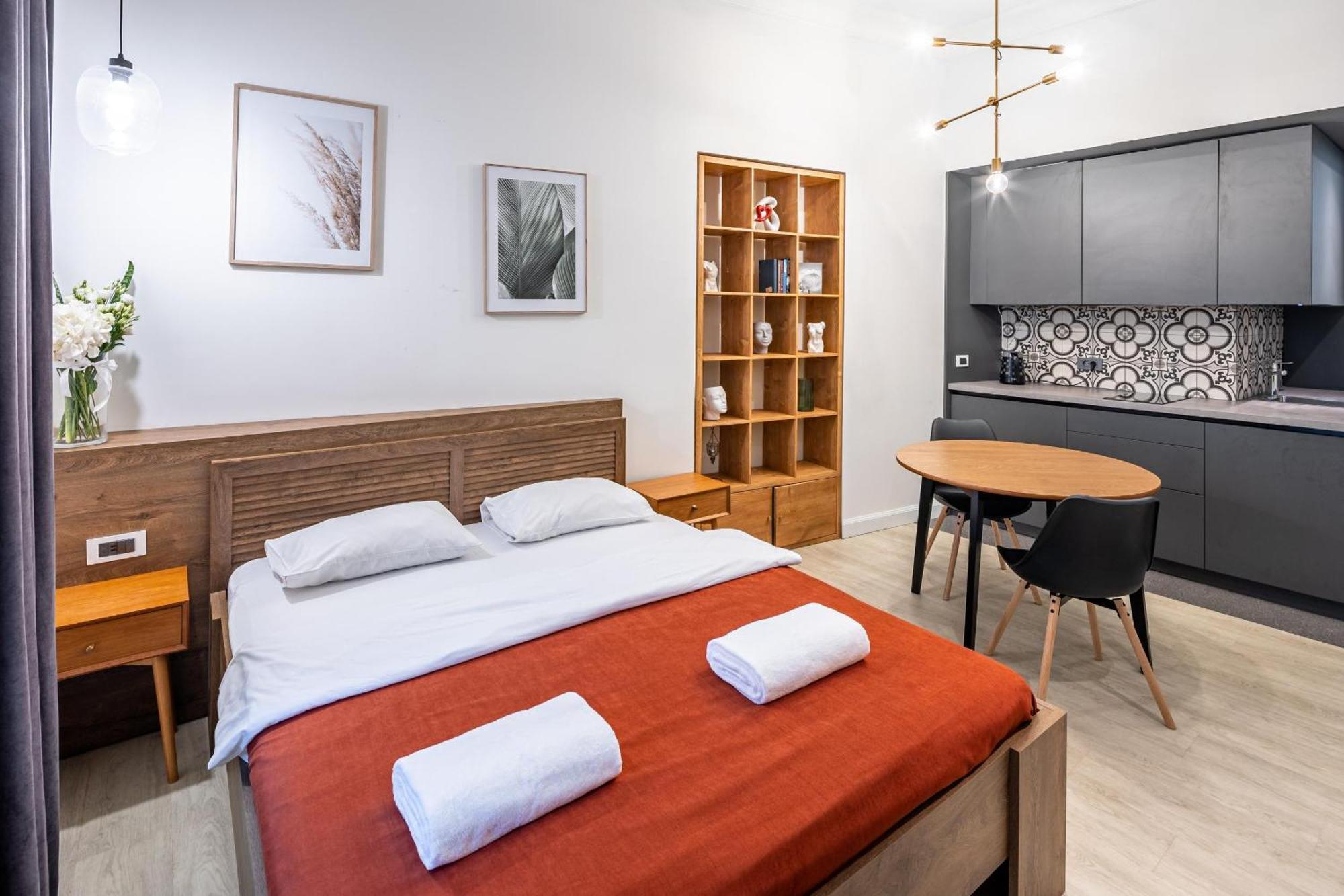 Apartamenty On Knyazya Romana Лвив Екстериор снимка