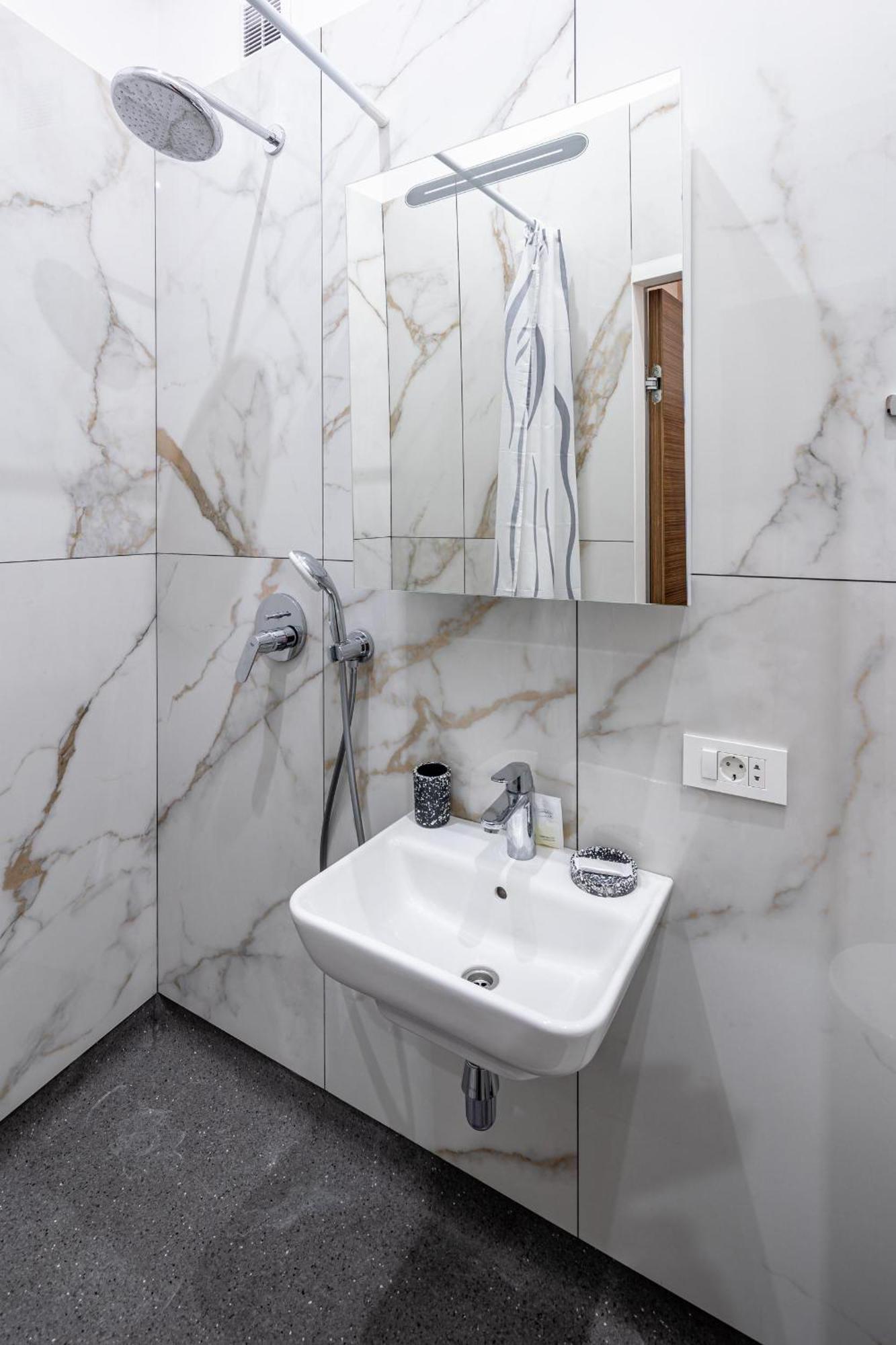 Apartamenty On Knyazya Romana Лвив Екстериор снимка